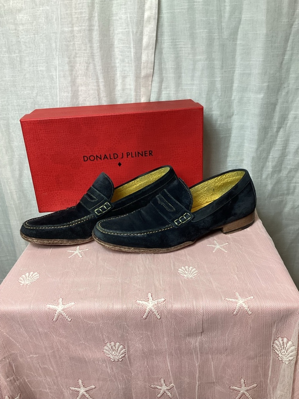 Donald J. Pliner NAIM-WX- Black Waxy Suede; Size: 15